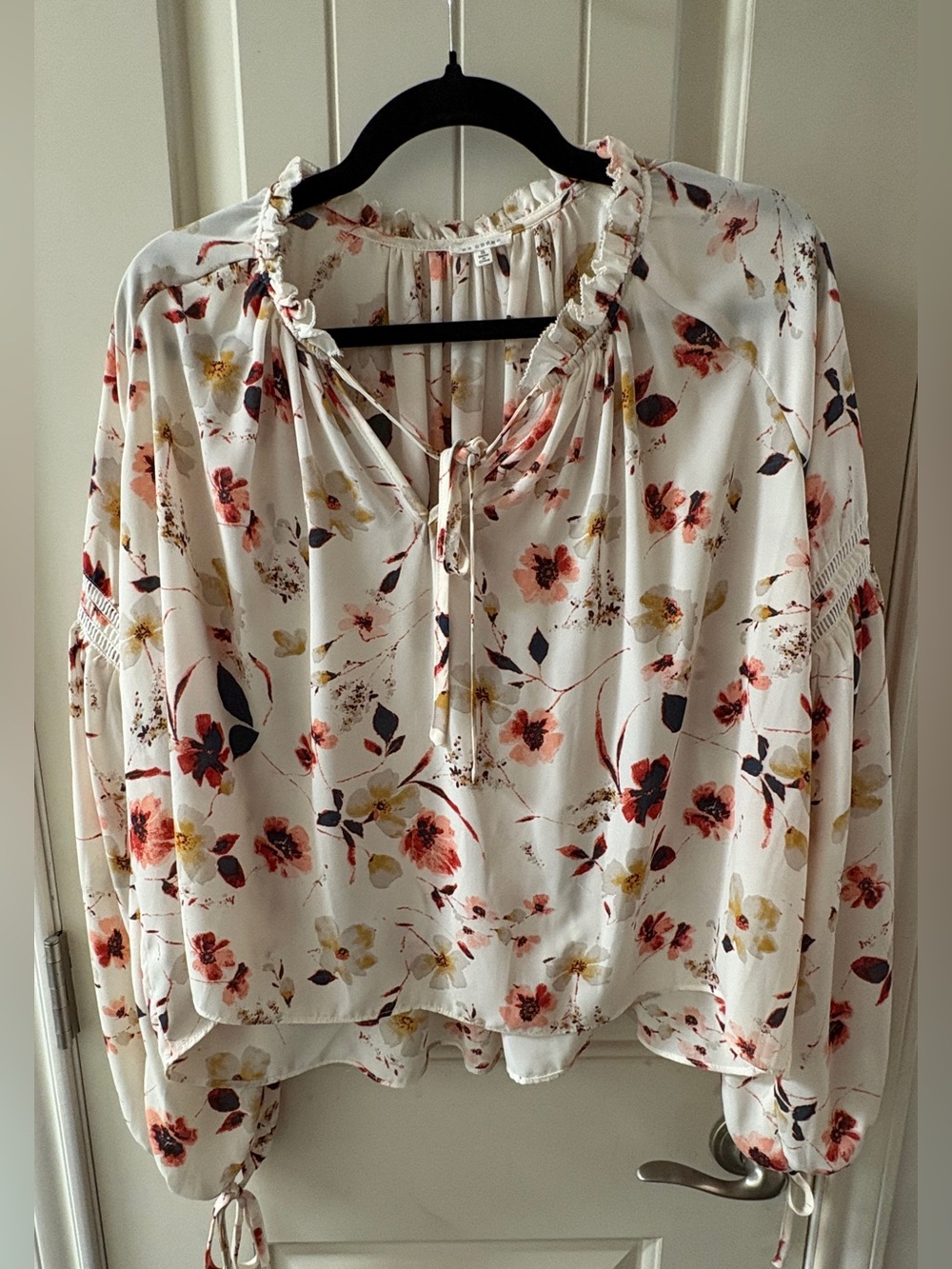 En Creme White Floral Ruffled Tie-Neck Blouse
